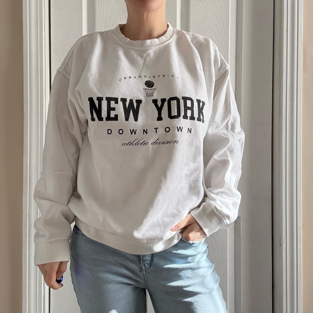 PrettyLittleThing “New York” White Crewneck Sweatshirt